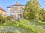 Stilvolles Wohnhaus mit zwei Einheiten - traumhafter Weitblick & Garten in Feldrandlage/Erbbaurecht - Rückansicht