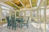 Stilvolles Wohnhaus mit zwei Einheiten - traumhafter Weitblick & Garten in Feldrandlage/Erbbaurecht - Wintergarten / Balkon