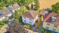 Stilvolles Wohnhaus mit zwei Einheiten - traumhafter Weitblick & Garten in Feldrandlage/Erbbaurecht - Drohnenaufnahme