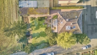 Stilvolles Wohnhaus mit zwei Einheiten - traumhafter Weitblick & Garten in Feldrandlage/Erbbaurecht - Drohnenaufnahme