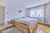Stilvolles Wohnhaus mit zwei Einheiten - traumhafter Weitblick & Garten in Feldrandlage/Erbbaurecht - Schlafzimmer EG