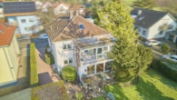 Stilvolles Wohnhaus mit zwei Einheiten - traumhafter Weitblick & Garten in Feldrandlage/Erbbaurecht - Hausansicht