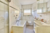 Stilvolles Wohnhaus mit zwei Einheiten - traumhafter Weitblick & Garten in Feldrandlage/Erbbaurecht - Bad EG