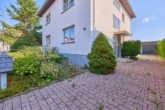 Stilvolles Wohnhaus mit zwei Einheiten - traumhafter Weitblick & Garten in Feldrandlage/Erbbaurecht - Hofeinfahrt