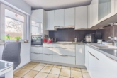 Stilvolles Wohnhaus mit zwei Einheiten - traumhafter Weitblick & Garten in Feldrandlage/Erbbaurecht - Küche EG