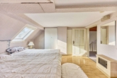 Stilvolles Wohnhaus mit zwei Einheiten - traumhafter Weitblick & Garten in Feldrandlage/Erbbaurecht - Schlafzimmer DG