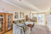Stilvolles Wohnhaus mit zwei Einheiten - traumhafter Weitblick & Garten in Feldrandlage/Erbbaurecht - Wohnzimmer OG