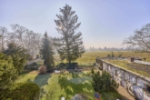 Stilvolles Wohnhaus mit zwei Einheiten - traumhafter Weitblick & Garten in Feldrandlage/Erbbaurecht - Balkonaussicht
