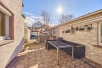Großes Grundstück mit Einfamilienhaus – Chancen zur Erweiterung nach Nachbarschaftsbebauung - Terrasse