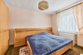 Geräumiges Wohnhaus für zwei Parteien mit Garten, Photovoltaikanlage und Wärmedämmung - Schlafzimmer im OG