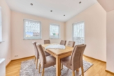 Geräumiges Wohnhaus für zwei Parteien mit Garten, Photovoltaikanlage und Wärmedämmung - Esszimmer im OG