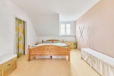 Geräumiges Wohnhaus für zwei Parteien mit Garten, Photovoltaikanlage und Wärmedämmung - Schlafzimmer im DG