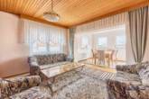 Geräumiges Wohnhaus für zwei Parteien mit Garten, Photovoltaikanlage und Wärmedämmung - Wohnzimmer im OG