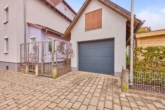 Geräumiges Wohnhaus für zwei Parteien mit Garten, Photovoltaikanlage und Wärmedämmung - Garage