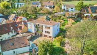 Zwei Wohneinheiten unter einem Dach – großzügig, hell & mit traumhaftem Garten - Drohnenaufnahme