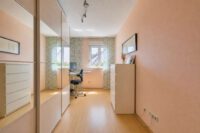 Dreifamilienhaus mit modernem Wohnkomfort und attraktivem Investitionspotenzial - Büro OG