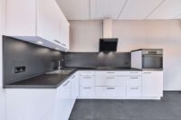 Dreifamilienhaus mit modernem Wohnkomfort, sonniger Terrasse & attraktivem Investitionspotenzial - Küche DG