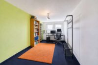 Dreifamilienhaus mit modernem Wohnkomfort und attraktivem Investitionspotenzial - Zimmer DG
