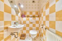 Dreifamilienhaus mit modernem Wohnkomfort und attraktivem Investitionspotenzial - Gäste-WC OG