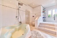 Dreifamilienhaus mit modernem Wohnkomfort und attraktivem Investitionspotenzial - Bad OG