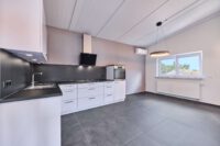 Dreifamilienhaus mit modernem Wohnkomfort und attraktivem Investitionspotenzial - Küche DG