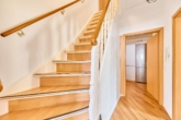 Modernisiertes Wohnhaus mit großzügiger Raumaufteilung in beliebter Lage - Treppenhaus