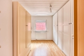 Modernisiertes Wohnhaus mit großzügiger Raumaufteilung in beliebter Lage - Ankleide