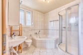 Modernisiertes Wohnhaus mit großzügiger Raumaufteilung in beliebter Lage - Badezimmer
