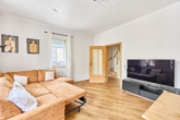 Modernisiertes Wohnhaus mit großzügiger Raumaufteilung in beliebter Lage - Wohnzimmer