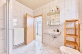 Modernisiertes Wohnhaus mit großzügiger Raumaufteilung in beliebter Lage - Badezimmer