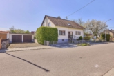 Lichtdurchflutetes Wohnhaus mit viel Platz, inklusive Baugrundstück - Außenansicht