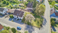 Lichtdurchflutetes Wohnhaus mit viel Platz, inklusive Baugrundstück - Luftaufnahme