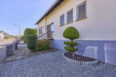 Lichtdurchflutetes Wohnhaus mit viel Platz, inklusive Baugrundstück - Vorgarten
