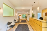 Attraktive Kombination - Stadthaus mit modernisiertem, gewerblich genutzten Anbau - Empfangsbereich