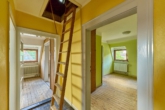 Attraktive Kombination - Stadthaus mit modernisiertem, gewerblich genutzten Anbau - Flur