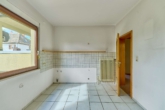 Attraktive Kombination - Stadthaus mit modernisiertem, gewerblich genutzten Anbau - Küche