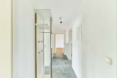 Renovierte 4-Zimmer-Wohnung mit Balkon und Garage - Flur