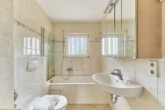 Renovierte 3-Zimmer-Wohnung mit Balkon und Garage - Badezimmer