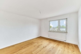 Renovierte 4-Zimmer-Wohnung mit Balkon und Garage - Zimmer