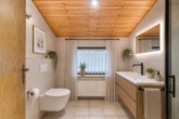 Vielseitiges Einfamilienhaus mit flexiblen Aufteilungsmöglichkeiten & besonderer Dachterrasse - Bad OG - digitales staging