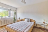 Großzügiges Zweifamilienhaus mit idyllischem Garten und Mehrwert im Dachgeschoss - Schlafzimmer Wohnung EG