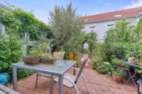 Modernes Zuhause mit offenem Wohnkonzept, ausgebautem Dachgeschoss & idyllischem Garten - Terrasse