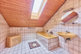 Großzügiges Einfamilienhaus auf weitläufigem Grundstück mit Weitsicht und altem Baumbestand - Badezimmer