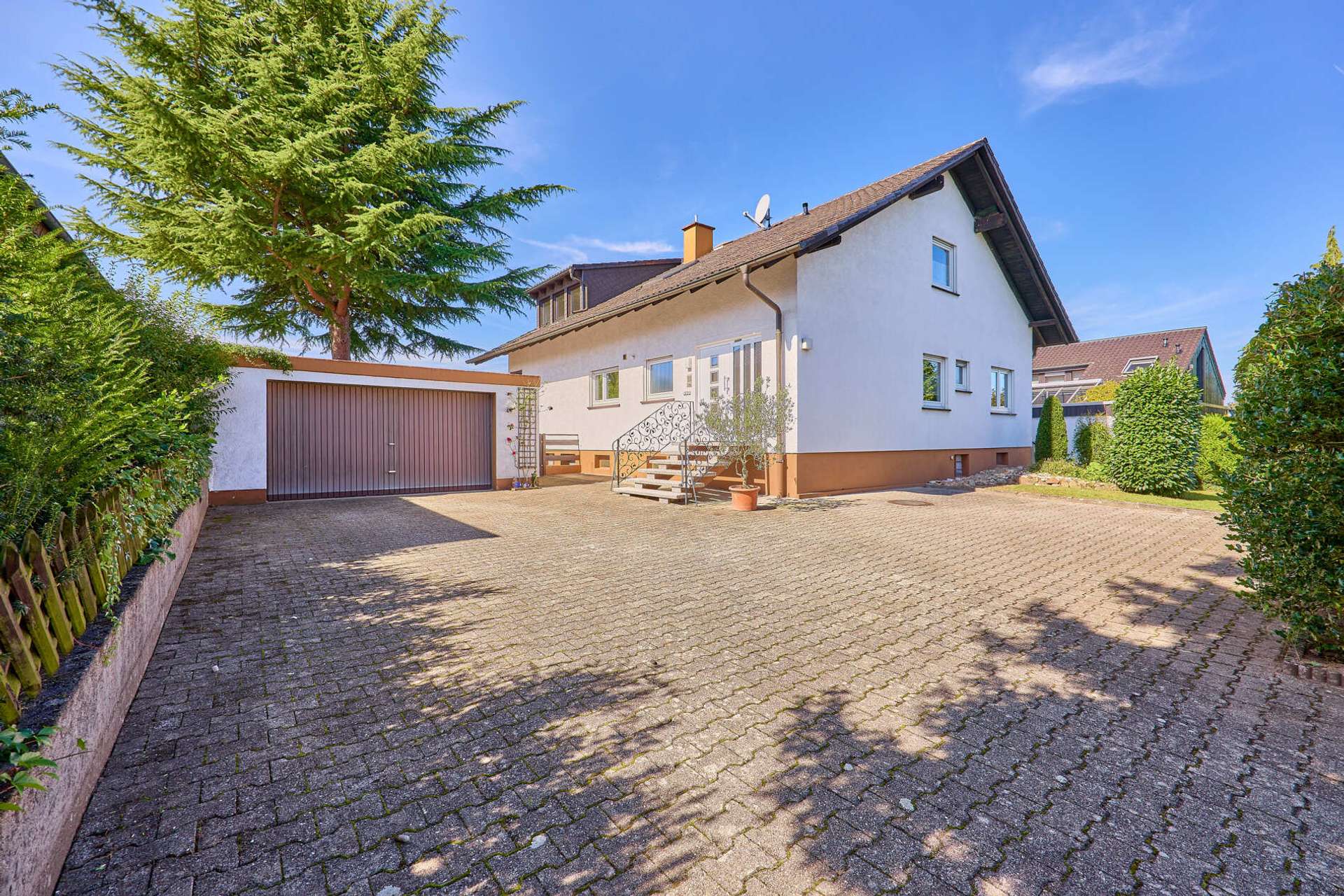 Großzügiges Einfamilienhaus auf weitläufigem Grundstück mit Weitsicht und altem Baumbestand, 69231  Rauenberg, Haus