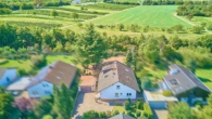Großzügiges Einfamilienhaus auf weitläufigem Grundstück mit Weitsicht und altem Baumbestand - Drohne