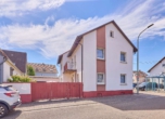 Familienfreundliches Wohnhaus mit diversen Nebengebäuden und großem Garten - Straßenansicht