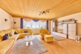 Familienfreundliches Wohnhaus mit diversen Nebengebäuden und großem Garten - Wohnzimmer