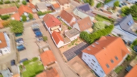 Familienfreundliches Wohnhaus mit diversen Nebengebäuden und großem Garten - Luftaufnahme