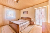 Familienfreundliches Wohnhaus mit diversen Nebengebäuden und großem Garten - Schlafzimmer