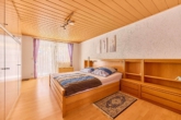 Familienfreundliches Wohnhaus mit diversen Nebengebäuden und großem Garten - Schlafzimmer